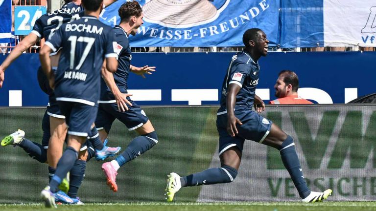 Ibrahima Sissoko (rechts) jubelt über seinen Treffer zum 1:0.