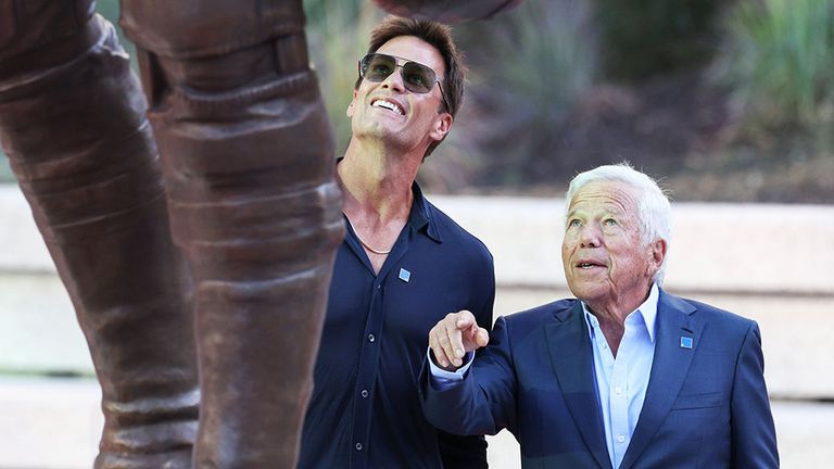 Tom Brady (l.) bestaunt seine Bronzestatue mit Patriots-Besitzer Robert Kraft.