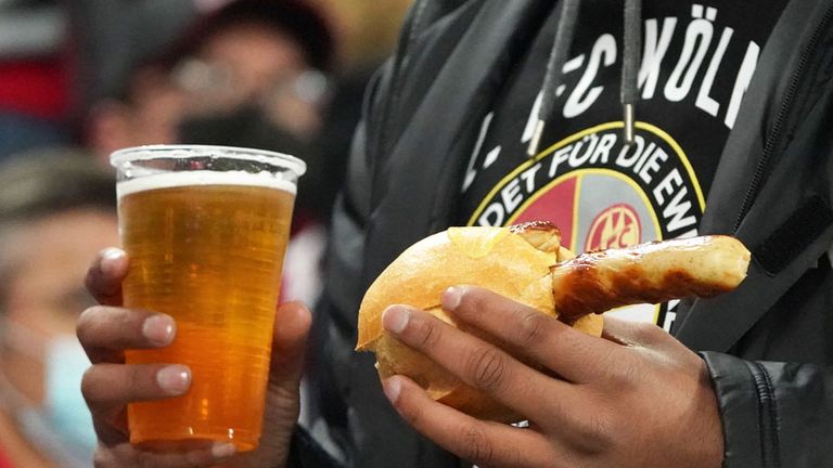 Die teuerste Bratwurst gibt es in der neuen Saison nicht in Köln, sondern auf dem Kiez. 