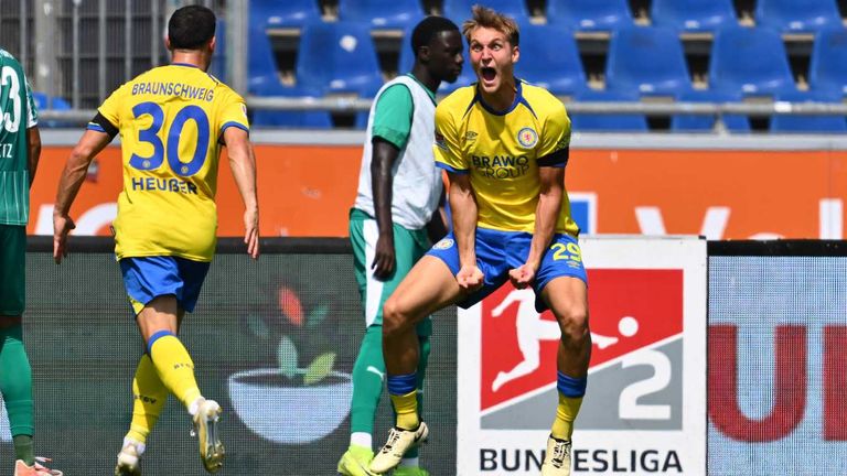 Lukas Frenkert (rechts) jubelt über seinen Treffer zum 1:0.