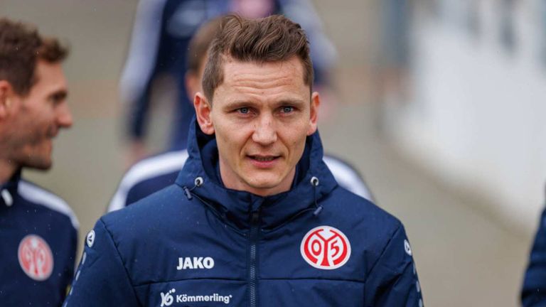 Mainz-Sportdirektor Niko Bungert kritisiert die Termin-Ansetzung des DFB.