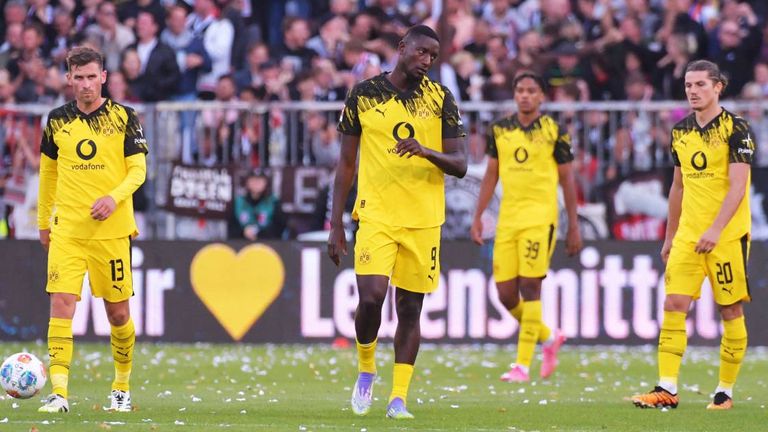 Der BVB muss auf St. Pauli zwei späte Gegentore hinnehmen und teilt sich letztlich die Punkte mit den Hamburgern. 