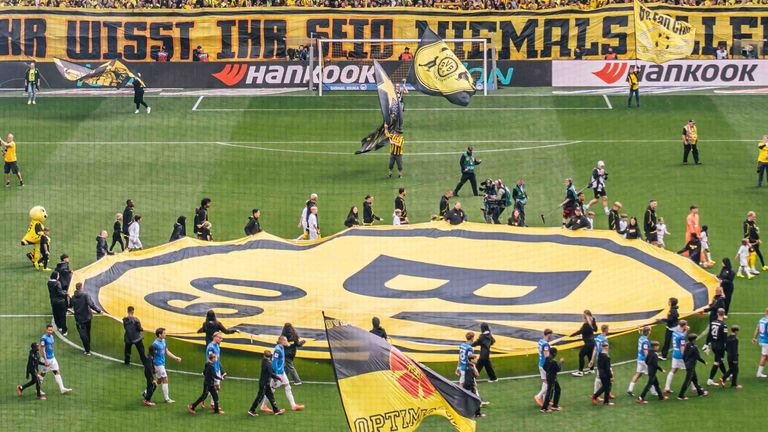 RWE und Borussia Dortmund ehren Frank Mill im Pokalspiel.