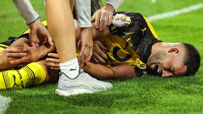 Dortmunds Yan Couto liegt mit schmerzverzerrtem Gesicht auf dem Rasen in Essen.