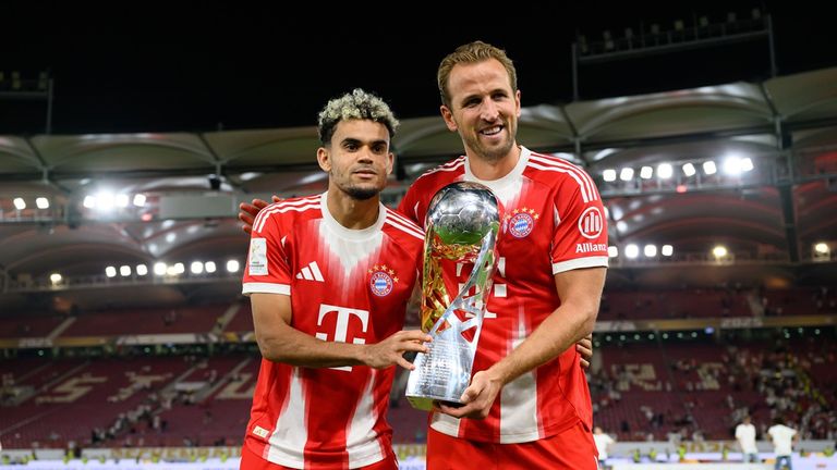 Luis Diaz (l.) und Harry Kane feiern zusammen ihren ersten Titel.