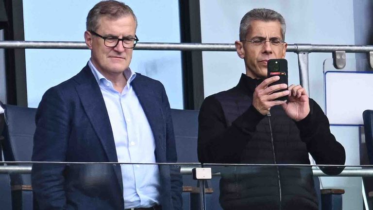 Finanzvorstand Michael Diederich (r.) steht vor einem Blitz-Abgang beim FC Bayern.