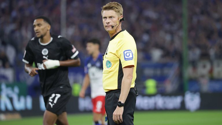 Schiedsrichter Christian Dingert gesteht einen Fehler beim Hamburger Derby.