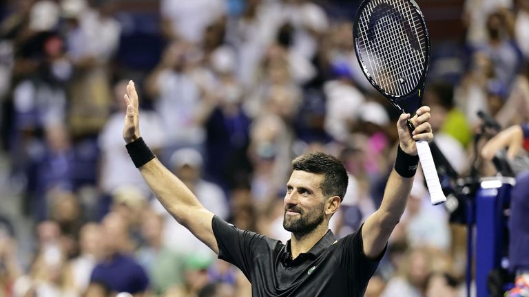 Novak Djokovic hat sich mit körperlichen Problemen in die zweite Runde der US Open gekämpft.
