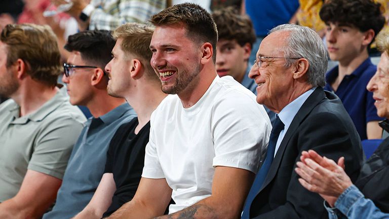 Luka Doncic (M) bleibt den Los Angeles Lakers erhalten.