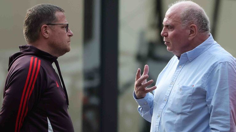 Uli Hoeneß (r.) sieht keinen Anlass für weitere teure Einkäufe beim FC Bayern.