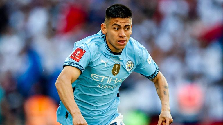 Claudio Echeverri spielt in der kommenden Saison für Bayer Leverkusen. 