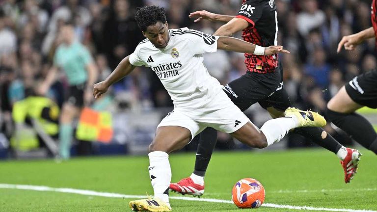 Endrick (links) erhält bei Real Madrid zur neuen Saison die Rückennummer "9".