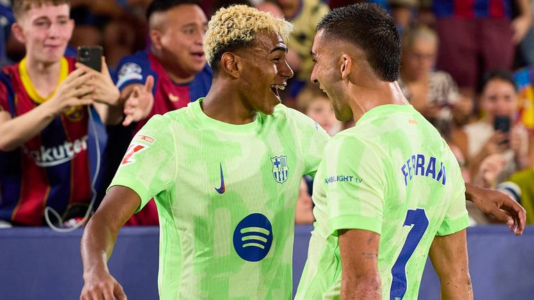 Lamine Yamal (l.) und Ferran Torres feiern den Barca-Sieg in Levante.