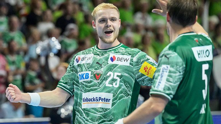 Matthes Langhoff (l.) freut sich mit seinem Füchse-Teamkollegen Max Darj.