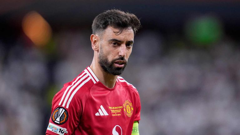 Bruno Fernandes kritisiert die Leistung und den Kader von Manchester United.