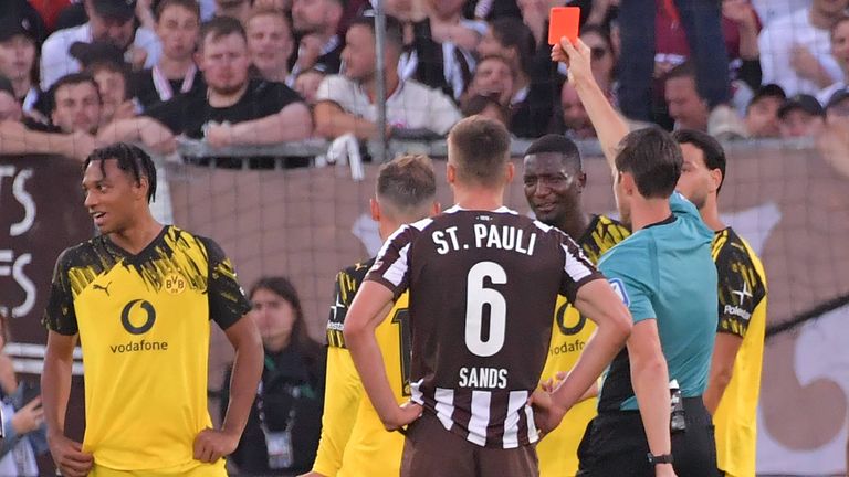 Dortmunds Filippo Mane (l.) muss nach seiner Roten Karte ein Spiel aussetzen.