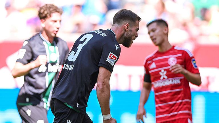 Während Hannover-Torschütze Boris Tomiak (M) seinen Treffer bejubelt, dreht Fortuna-Profi Shinta Appelkamp (r.) enttäuscht ab.