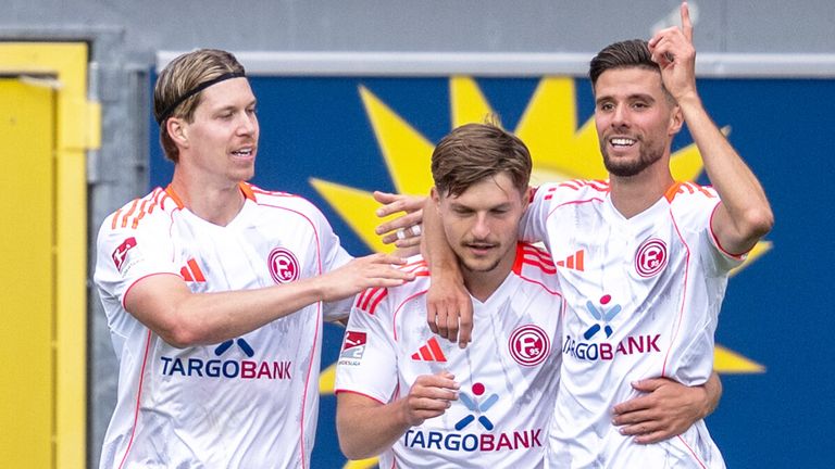Fortuna Düsseldorf jubelt über den Sieg in Paderborn.