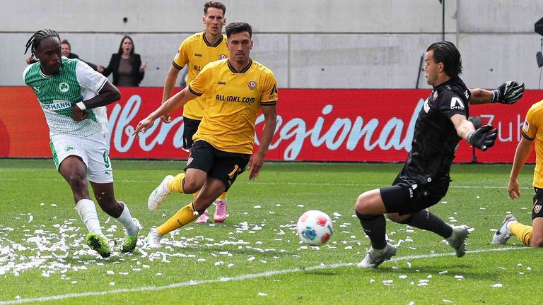 Fürths Noel Futkeu erzielt gegen Dynamo Dresden einen Doppelpack.
