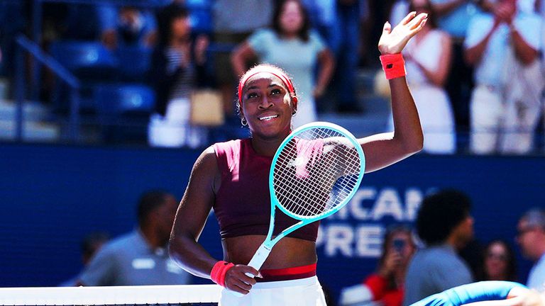 Coco Gauff freut sich über einen souveränen Sieg.
