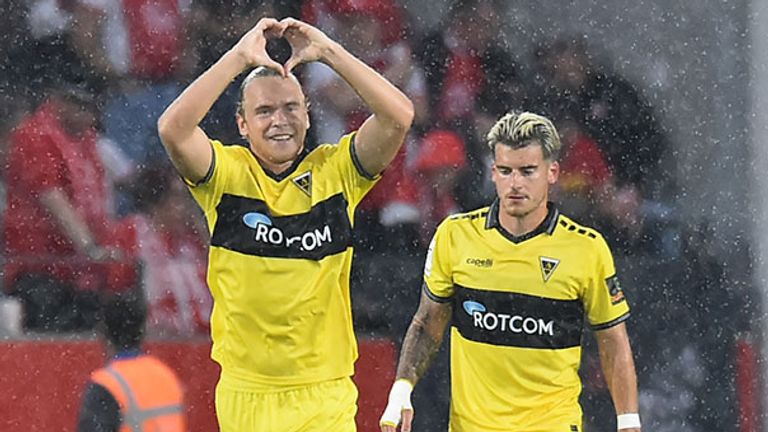 Aachen-Matchwinner Lars Gindorf (l.) bejubelt einen seiner drei Treffer.