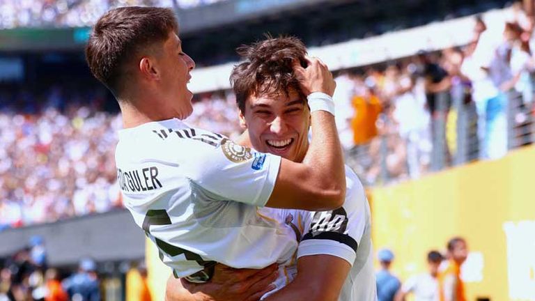Gonzalo Garcia (r.) und Arda Güler feiern ein Tor für Real Madrid bei der Klub-WM gegen Borussia Dortmund.