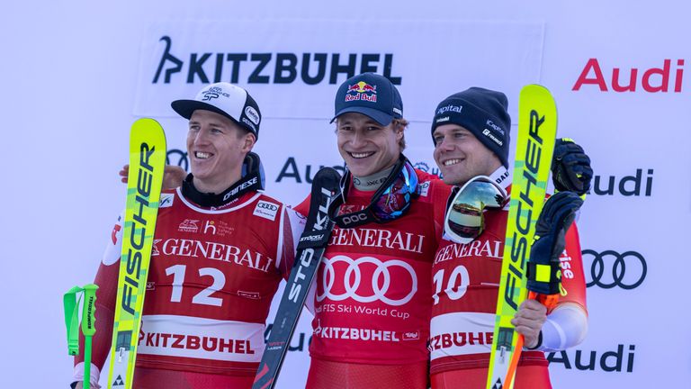 Die Sieger des Hahnenkamm-Super-G 2025: Marco Odermatt (1), Raphael Haaser (2) und Stefan Rogentin (3) auf dem Podium in Kitzbühel.