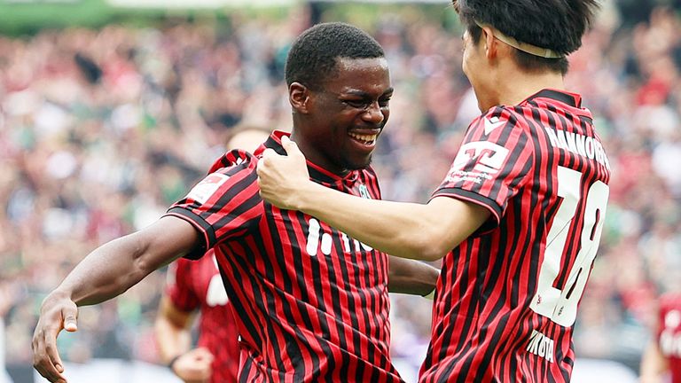 Hannover 96 feiert den Heimsieg gegen Kaiserslautern.