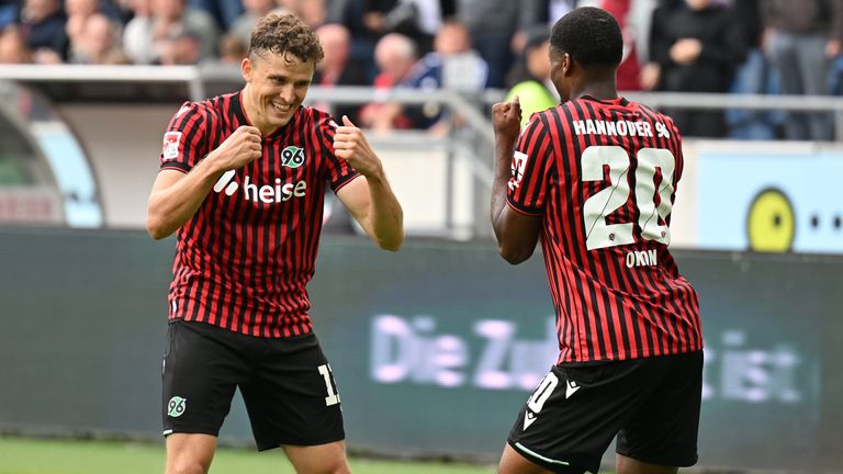 Okon (r.) und Pichler schwingen das Tanzbein: Hannover besiegt Magdeburg