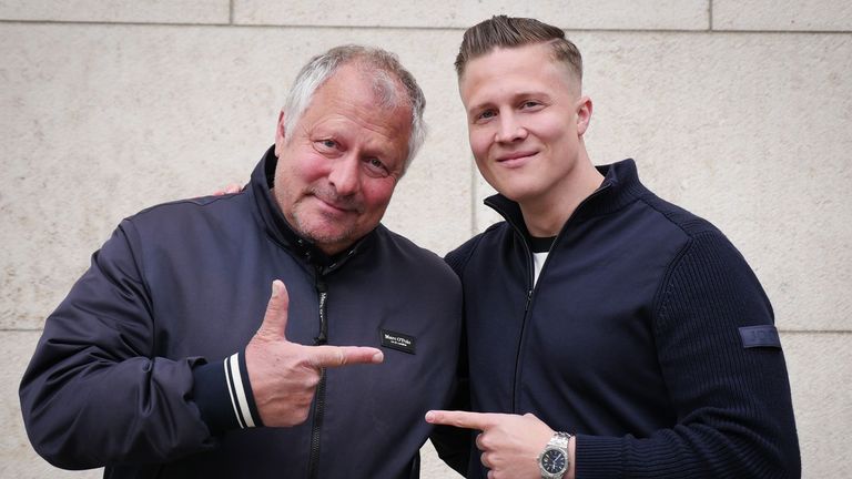 Hansi Küpper (l.) und sein Sohn Cornelius bilden das zweite Kommentatoren-Gespann, das künftig den Flutlicht-Freitag bei Sky Sport begleiten