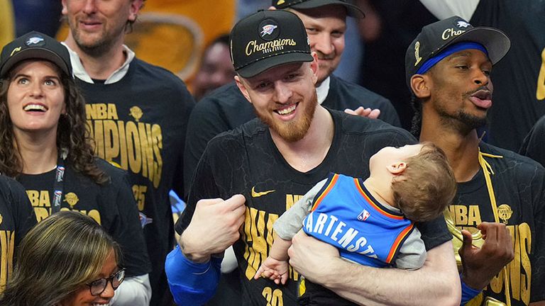 Isaiah Hartenstein hat sich mit den Oklahoma City Thunder zum NBA-Champion gekrönt - der zweite Deutsche nach Dirk Nowitzki.
