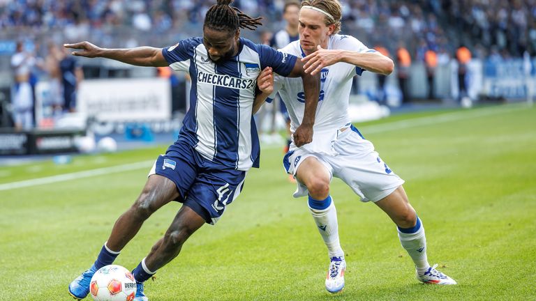 Herthas Deyovaisio Zeefuik (l.) wartet mit der alten Dame noch auf den ersten Sieg. 
