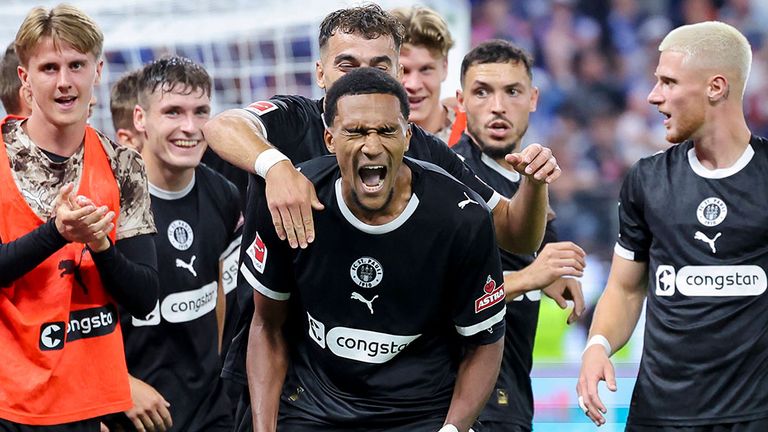 St. Paulis Andreas Hountondji (M) bejubelt seinen Treffer mit den Teamkollegen.