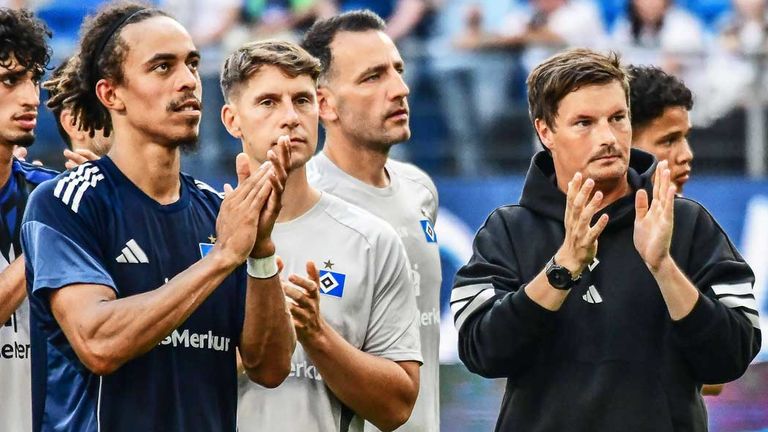 HSV-Trainer Merlin Polzin (r.) und Top-Transfer Yussuf Poulsen (2. v.l.) stehen mit dem HSV vor einer herausfordernden Saison.