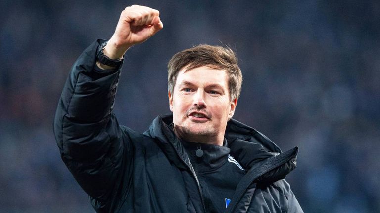 Der HSV hat den Vertrag mit Trainer Polzin verlängert. 