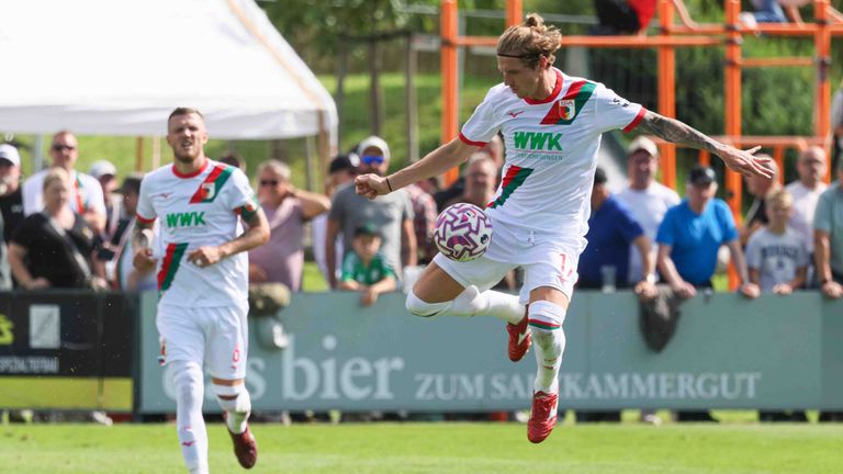 Kristijan Jakic vom FC Augsburg spielt den Ball im Testspiel gegen Crystal Palace.