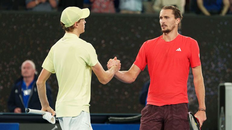 Jannik Sinner (l.) muss auf das Duell mit Alexander Zverev bei den US Open verzichten.