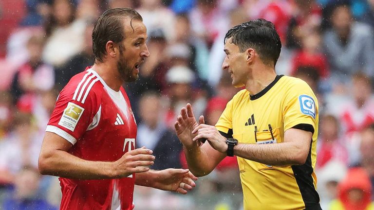 Florian Badstübner wird das erste Heimspiel der Bayern in der neuen Saison am Freitagabend leiten. 
