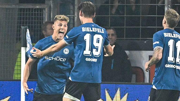 Julian Kania (l.) bejubelt mit seinen Arminia-Teamkollegen sein Tor zum zwischenzeitlichen 2:1 für Bielefeld.