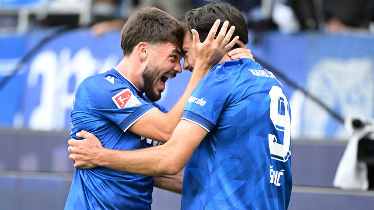 Lilian Egloff (l.) und Torschütze Roko Simic bejubeln den Treffer zum 1:0.