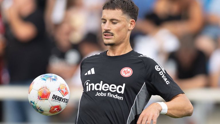 Robin Koch trägt künftig das Kapitänsamt bei der Eintracht.