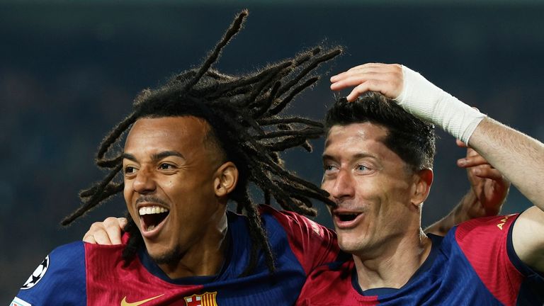 Jules Kounde (l.) verlängert langfristig in Barcelona.