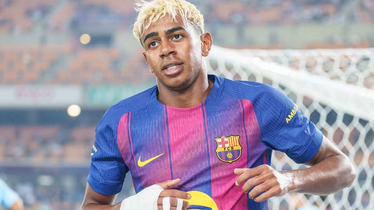 Das Barcelona-Trikot mit dem Namen von Lamine Yamal und seiner Rückennummer 10 kostet insgesamt 134,90 Euro (in der Fan-Version).