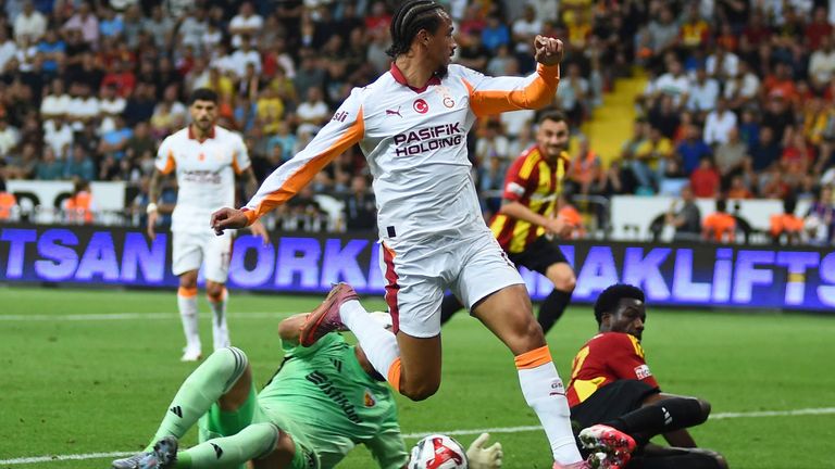 Leroy Sane feiert sein erstes Tor für Galatasaray Istanbul.