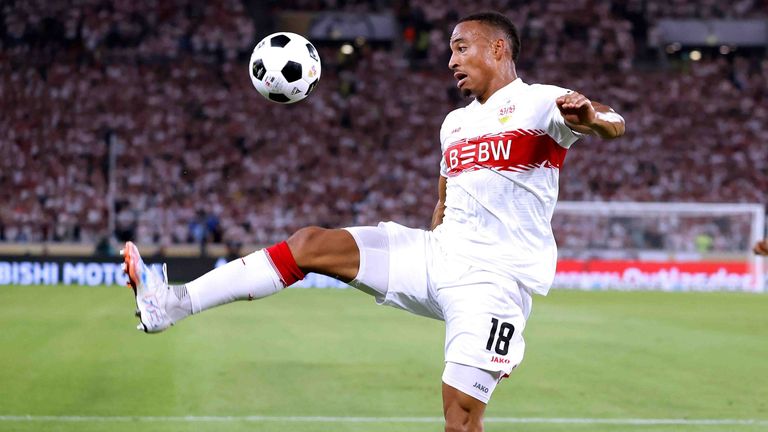 Jamie Leweling versucht den Ball im Supercup gegen den FC Bayern anzunehmen.