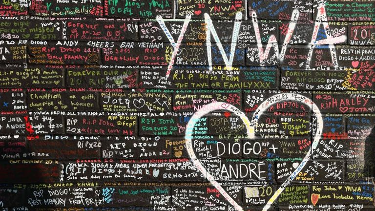 Am "Forever 20"-Denkmal an einem Haus an der Sybil Road haben zahlreiche Fans kondoliert und Nachrichten hinterlassen.