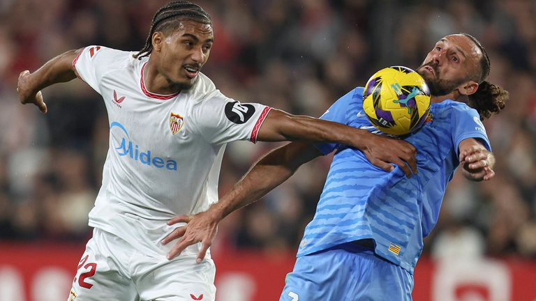 Loic Bade (l.) wechselt vom FC Sevilla zu Bayer Leverkusen.