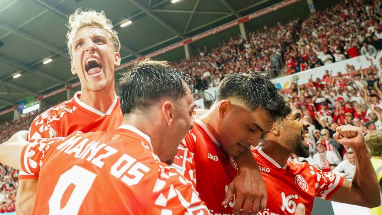 Die Mainzer feiern den Einzug in die Ligaphase der Conference League.