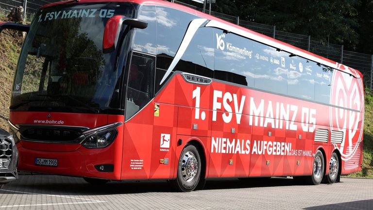 Der Mannschaftsbus des FSV Mainz 05 wurde beschädigt. 