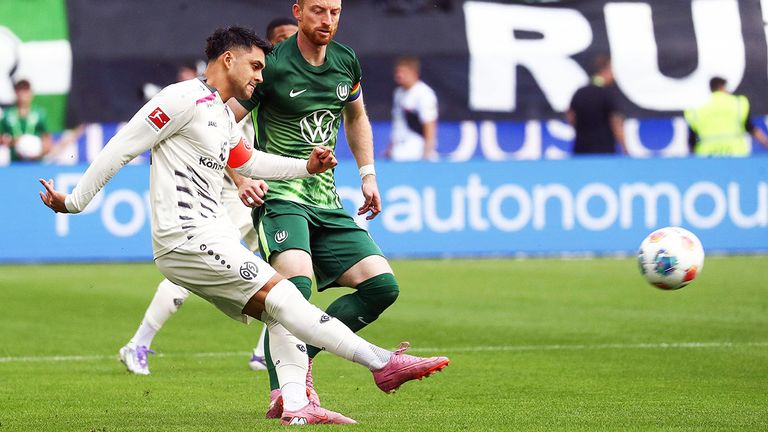 Nadiem Amiri (l.) sichert Mainz 05 per spätem Elfmetertor in Wolfsburg einen Punkt.